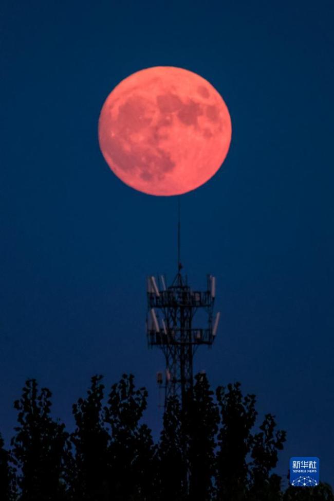 “超級月(yue)亮”現身天宇