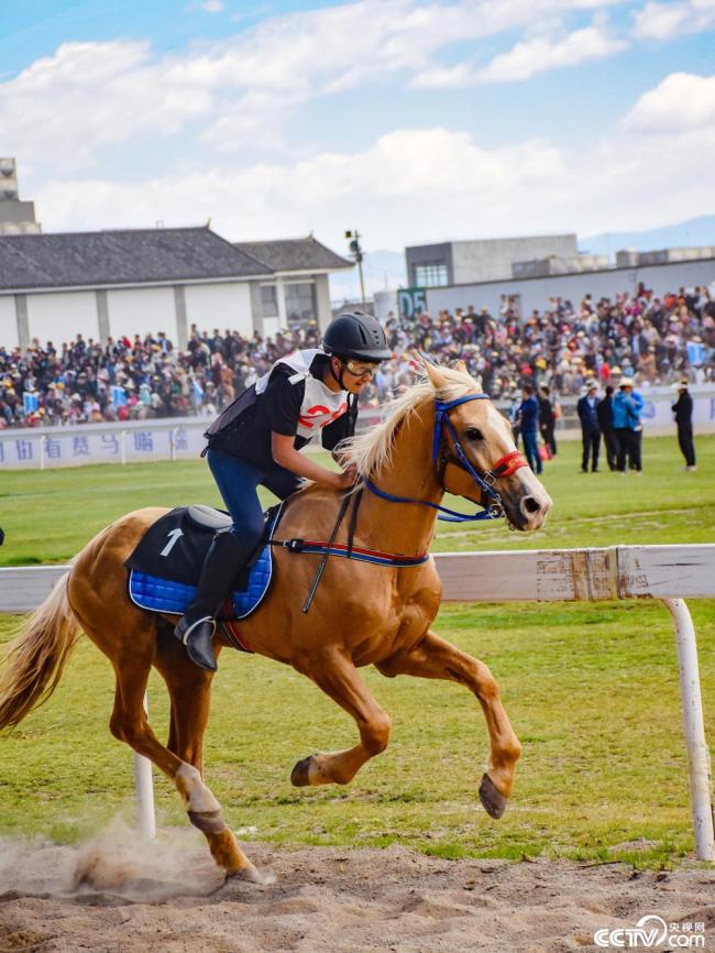 雲(yun)南大理：三(san)月街民族(zú)節賽馬大(dà)會開幕