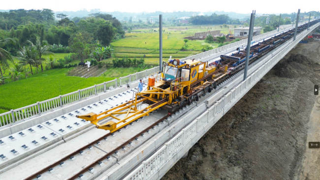雅萬高(gao)鐵全線(xiàn)軌道鋪(pu)設完成(chéng)