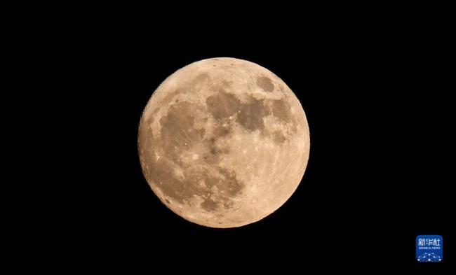 “超(chāo)級月亮”現身天(tiān)宇