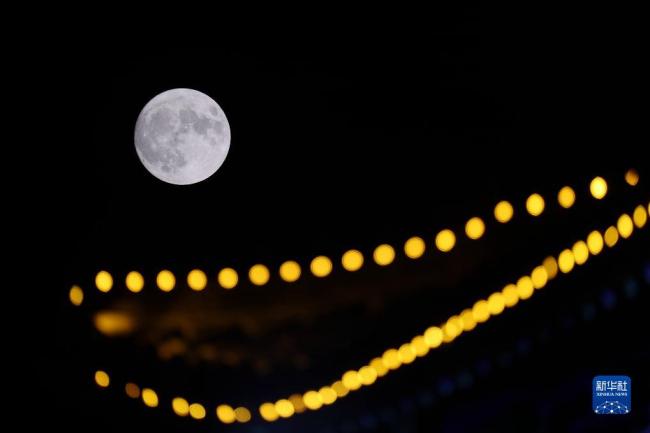 “超級月亮”現身(shen)天宇