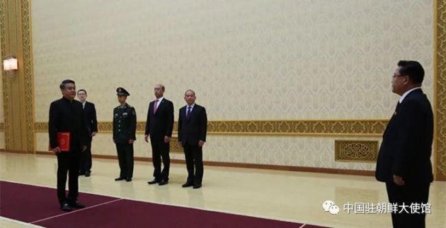 中(zhōng)國駐朝(chao)鮮大使(shǐ)王亞軍(jun1)向崔龍(lóng)海委員(yuan)長遞交(jiao)國書