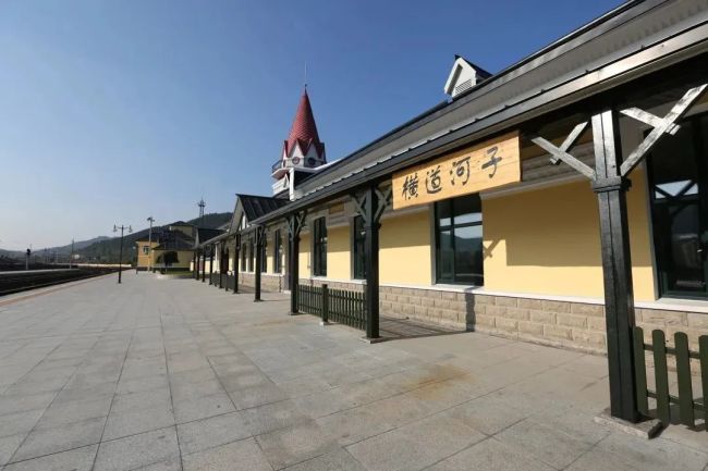 火車(chē)拉來的百年(nián)小鎮！坐高鐵(tiě)去一趟吧