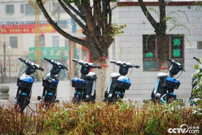 甘肅酒(jiǔ)泉：立夏(xia)飛雪