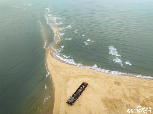 廣東(dōng)茂名：海(hai)灘現交(jiāo)叉潮景(jing)觀