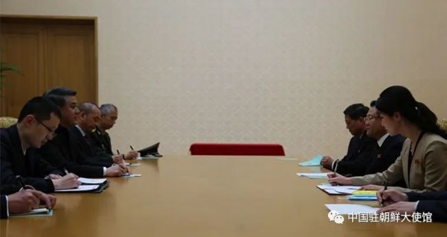 中國駐(zhù)朝鮮大(da)使王亞(yà)軍向崔(cuī)龍海委(wěi)員長遞(di)交國書(shu)