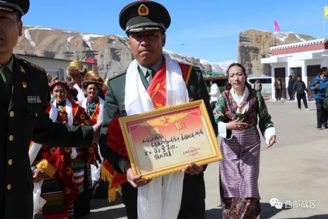 冰消雪融時，一等(deng)功喜報送到戍邊(bian)軍人加央歐珠家(jia)中