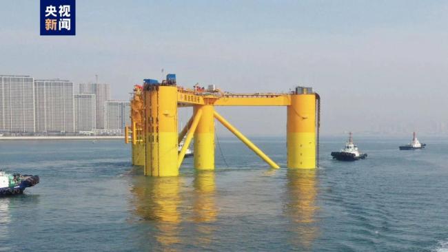 我(wo)國深遠海(hǎi)浮式風電(dian)平台啟運(yun)