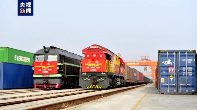 南昌(chāng)國際陸(lu)港三列(lie)外貿班(bān)列同時(shí)開行