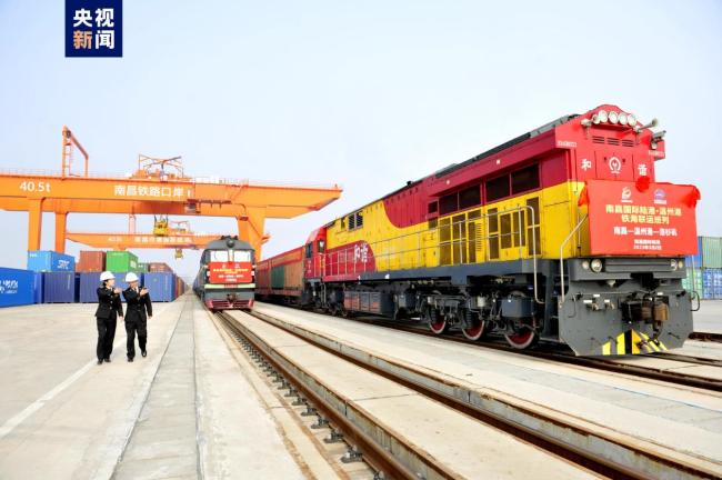 南昌國(guo)際陸港(gǎng)三列外(wai)貿班列(liè)同時開(kāi)行