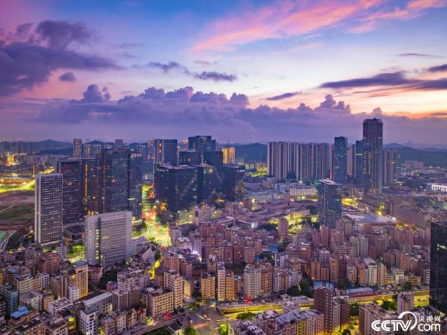 深(shēn)圳：日出時(shí)分 朝霞暈(yūn)染天際