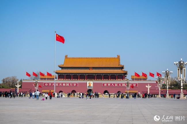 兩會召(zhào)開在即 北(běi)京天安門(men)廣場紅旗(qi)招展