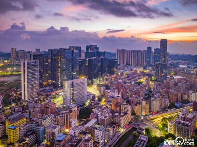 深圳：日出(chu)時分 朝霞(xiá)暈染天際(ji)