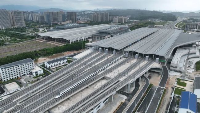 我國首條(tiao)設計時速(sù)350公裡的跨(kuà)海高鐵開(kāi)始試運行(háng)！