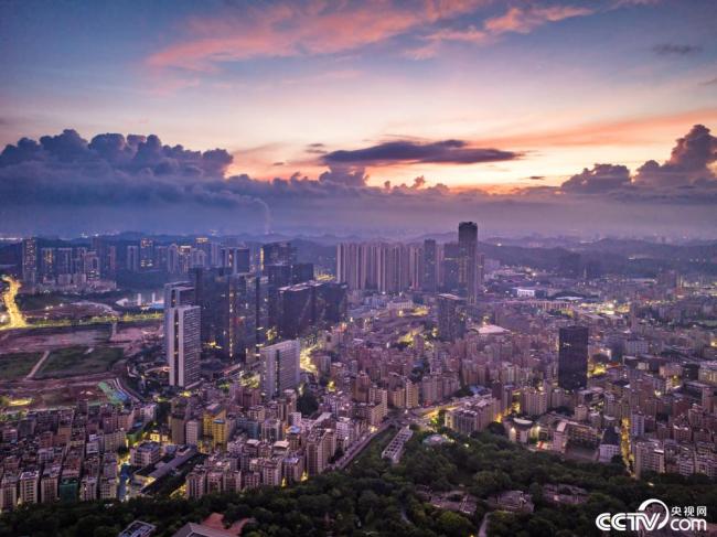 深圳(zhen)：日出時分(fèn) 朝霞暈染(ran)天際